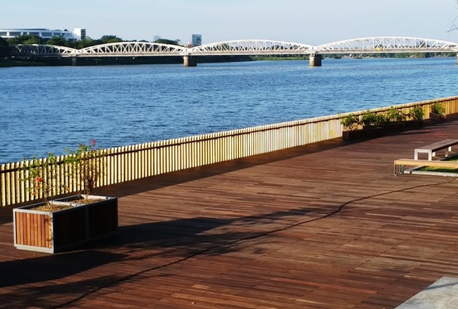 Cầu gỗ lim xứ Huế từng rạn nứt bây giờ ra sao? Cầu gỗ lim sắp hoàn thiện