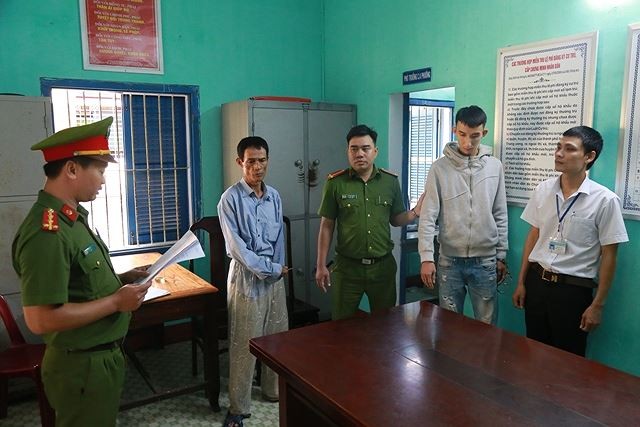 Hỗn chiến kinh hoàng trước cửa trường tiểu học, một người tử vong Công an thực hiện thủ tục bắt giữ đối tượng Trần Ngọc Sơn. Ảnh: PHONG ANH