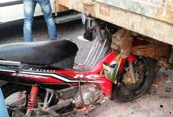 Bố và con gái 4 tuổi tử nạn thương tâm sau đuôi xe máy cày Hiện trường vụ tai nạn giao thông nghiêm trọng làm 4 người cùng gia đình thương vong