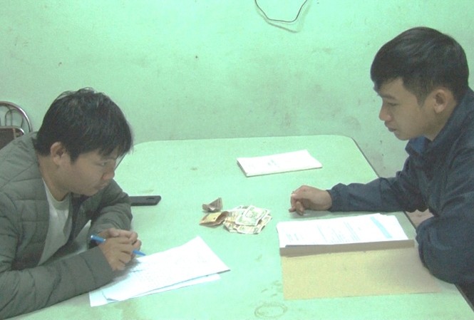 Tay không lừa bán 300 thùng bia Đối tượng Lâm (bìa trái) tại cơ quan công an