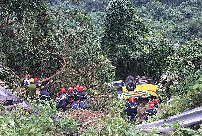 Xem xét hạn chế xe khách, xe giường nằm qua đèo Hải Vân Nhiều giải pháp tăng cường an toàn giao thông qua cung đường đèo Hải Vân nguy hiểm hiện được đặt ra sau vụ xe chở sinh viên rơi vực hôm 8/1
