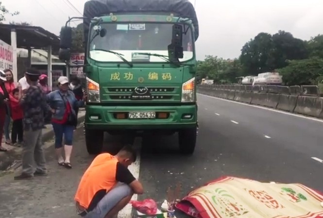 Vừa bước xuống xe tải, tài xế bị xe khách tông chết tại chỗ Hiện trường vụ tai nạn giao thông