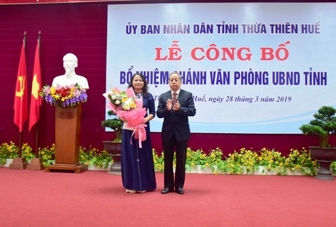 UBND tỉnh TT-Huế có Chánh Văn phòng mới Phó Bí thư Tỉnh ủy, Chủ tịch UBND tỉnh Phan Ngọc Thọ tặng hoa chúc mừng tân Chánh văn phòng UBND tỉnh Trần Thị Hoài Trâm