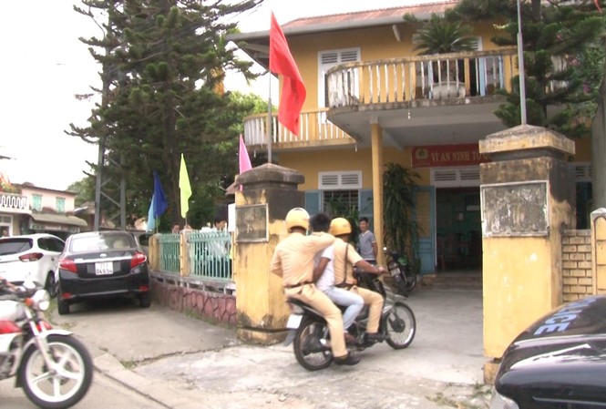 Khống chế kẻ cướp giật, một CSGT bị thương Quá trình khống chế, bắt giữ Toàn, một CSGT Huế đã bị thương phải nhập viện điều trị