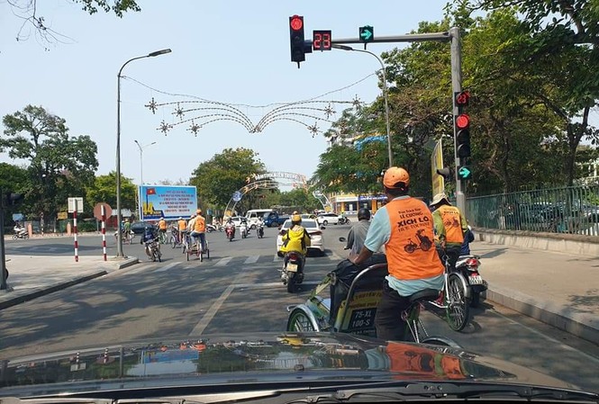 Tức mắt cảnh đoàn xích lô dàn hàng ngang vượt đèn đỏ ở Huế Bất chấp luật và văn hóa giao thông, nhóm xích lô du lịch này ngang nhiên dàn hàng ngang vượt đèn đỏ