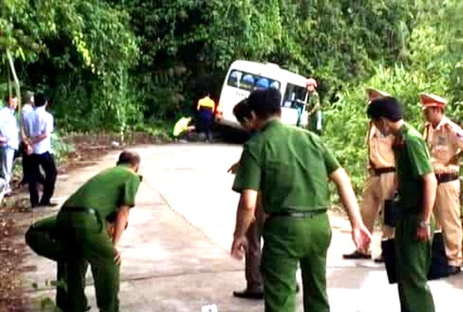 Đoàn khách nước ngoài gặp nạn khi tham quan núi Bạch Mã Công an xử lý hiện trường vụ tai nạn