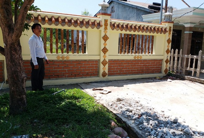 'Đại gia' Huế chiếm dụng đất công, chính quyền bất lực? Điểm đấu nối đường quy hoạch là đất công do nhà nước quản lý với Tỉnh lộ 25 hiện bị ông chủ Lê Ngọc Thiện cho xây tường rào bít kín lối vào, biến đất công thành "đất ông"