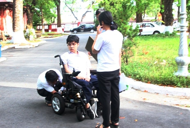 Nỗ lực của nam sinh Huế: Làm bài thi trên xe lăn Nguyễn Thiên Phú di chuyển bằng xe lăn điện đến điểm thi