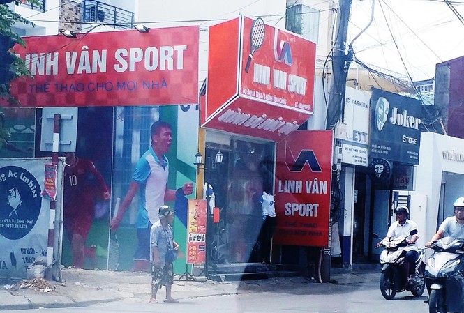 'Cấp nhầm' giấy phép kinh doanh cho địa chỉ chờ cưỡng chế phá dỡ Địa chỉ 149 Bà Triệu - Huế được Phòng TCKH TP Huế "cấp nhầm" giấy phép kinh doanh dịch vụ thiết kế trang trí nội thất, nhưng hiện là một cửa hàng dụng cụ thể thao