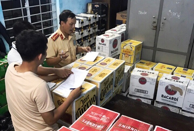 Lái xe ô tô chở hơn 4.000 chai rượu, bia lậu tháo chạy kinh hoàng trên Quốc lộ 1 Hàng lậu được thu giữ từ chiếc xe tải tháo chạy như bay trên Quốc lộ 1