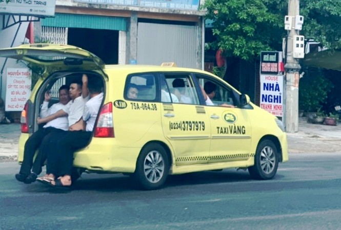 Taxi 'làm xiếc' nhồi nhét 11 người lưu thông trên Quốc lộ 1 Ô tô của hãng Taxi Vàng "làm xiếc" trên Quốc lộ 1 đoạn gần Sân bay Phú Bài (ảnh Hue-S)