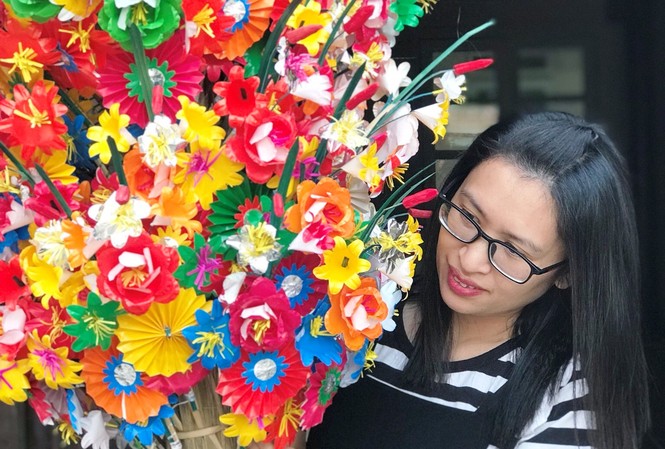 Về làng hoa 300 năm ở Huế chỉ 'nở' một lần vào dịp Tết Nghề sản xuất ra loại hoa giấy để dùng cho việc tâm linh ngày Tết này có lịch sử trên dưới 300 năm. Ngày nay, hoa giấy còn phục vụ cho du lịch.