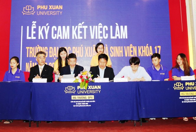 Ký cam kết giới thiệu và đảm bảo việc làm cho sinh viên Đại học Phú Xuân Huế