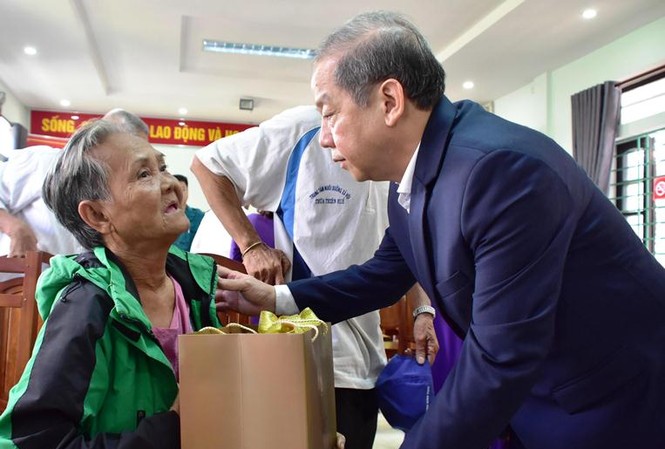 Dân nghèo Huế bất ngờ nhận quà Tết trước ngày rời Thượng thành Người dân nghèo vùng Kinh thành Huế bất ngờ nhận quà Tết từ Chủ tịch UBND tỉnh TT-Huế trước ngày dời đến nơi ở mới