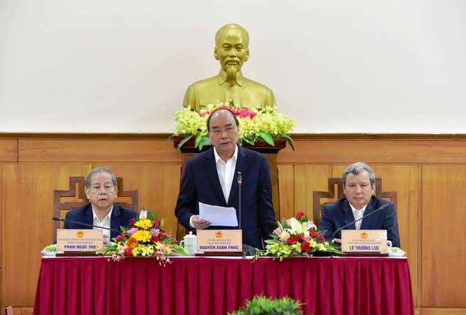 Thủ tướng: Huế không được bàn lùi về phát triển KTXH trong bối cảnh dịch bệnh Thủ tướng Chính phủ làm việc với cán bộ chủ chốt tỉnh Thừa Thiên Huế.