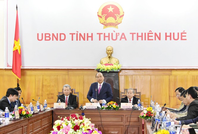 Thủ tướng thị sát phòng chống nCoV và làm việc về phát triển KTXH tại Huế Thủ tướng Chính phủ Nguyễn Xuân Phúc trong một lần làm việc với lãnh đạo tỉnh Thừa Thiên Huế (ảnh tư liệu)