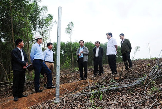 Vụ phá hoại rào cao tốc 11 nghìn tỷ: Phó Chủ tịch tỉnh chỉ đạo công an điều tra Phó Chủ tịch UBND tỉnh Thừa Thiên Huế Nguyễn Văn Phương (đứng giữa) kiểm tra tình hiện trạng hành lang bảo vệ đường cao tốc La Sơn - Túy Loan, sau khi nhận phản ánh từ báo Tiền Phong. (ảnh thuathienhue.gov.vn)