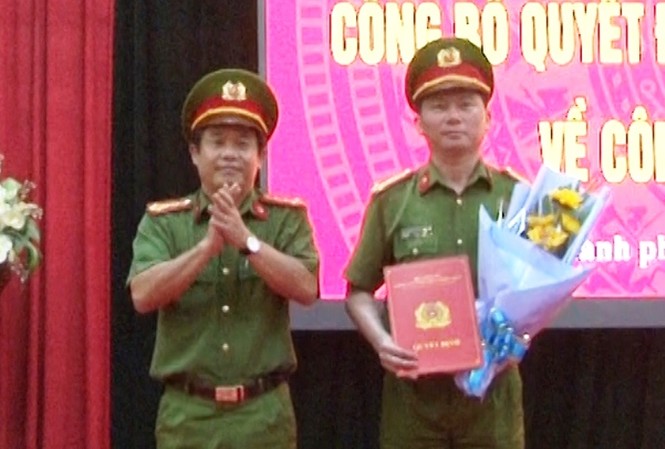 Thành phố Huế có tân Trưởng Công an Thượng tá Nguyễn Viết Hoàng (bìa phải) được điều động giữ chức Trưởng Công an TP Huế, thay Đại tá Hoàng Long nghỉ hưu theo chế độ.