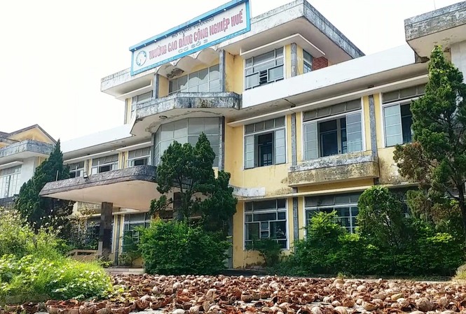 Vì sao cơ ngơi Trường CĐ Công nghiệp Huế ‘mắc cạn’ giữa rác? Cơ sở 3 Trường Cao đẳng Công nghiệp Huế trong cảnh hoang phế, bỏ phí.