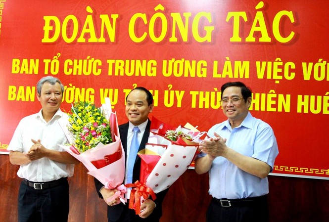 Ban Bí thư Trung ương Đảng chuẩn y nhân sự mới rưởng ban Tổ chức Trung ương Phạm Minh Chính và Bí thư Tỉnh ủy Thừa Thiên Huế Lê Trường Lưu chúc mừng đại tá Nguyễn Quốc Đoàn
