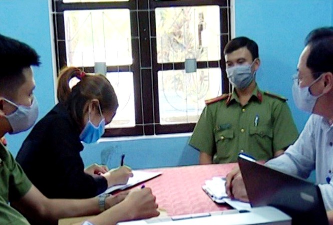Gây chú ý với status chỉ 10 từ trên Facbook, bị phạt 5 triệu đồng Thanh tra Sở TT-TT tỉnh TT-Huế, cơ quan công an phối hợp làm việc, lập biên bản vi phạm đối với chị Đ.T.H.
