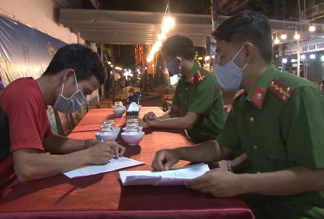 Phạt hàng loạt trường hợp vi phạm phòng chống dịch COVID-19 Ký cam kết bảo đảm phòng chống dịch COVID-19.