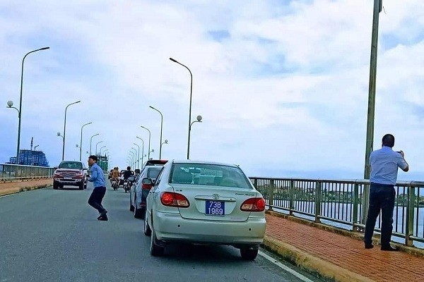 Đoàn xe biển xanh dừng trên cầu Nhật Lệ, Thứ trưởng Bộ Xây dựng xin lỗi người dân Đoàn xe biển số xanh dừng trên cầu Nhật Lệ 1, tỉnh Quảng Bình vào sáng 29/9; đi trong đoàn xe này có Thứ trưởng Nguyễn Đình Toàn. (ảnh: Vietnamnet)