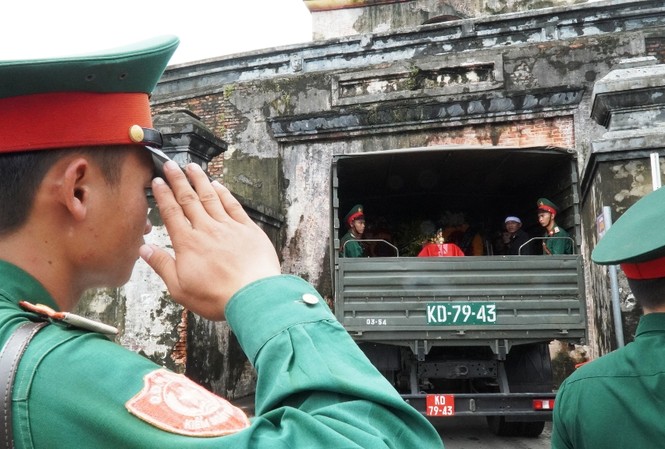 Tang lễ 13 liệt sĩ hy sinh ở Rào Trăng: Đau xé lòng tiễn các anh về đất mẹ Tang lễ 13 liệt sĩ hy sinh ở Rào Trăng: Đau xé lòng tiễn các anh về đất mẹ