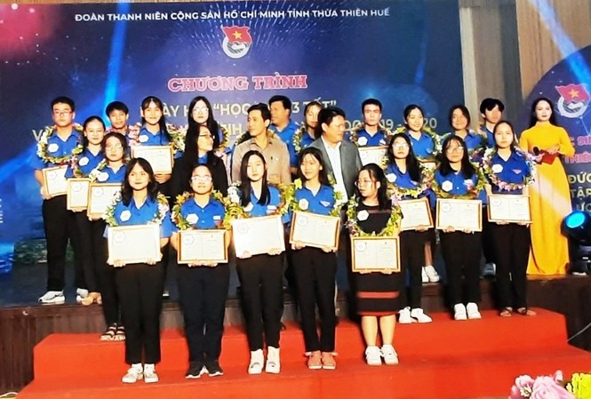 Tỉnh Đoàn TT-Huế tuyên dương 24 điển hình 'Học sinh 3 tốt' 24 gương mặt điển hình "Học sinh 3 tốt" tại TT-Huế.