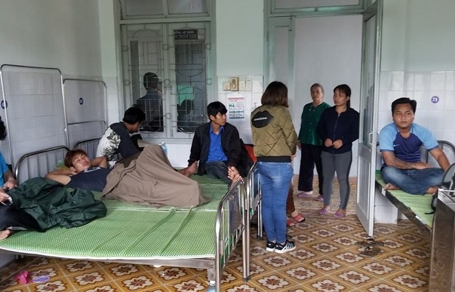Cả làng kéo nhau đi khám vì nghi... ngộ độc rượu Người dân thôn Pà Pằng khám và điều trị tại Bệnh viện Đa khoa Bắc Quảng Nam