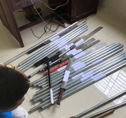 50 thanh niên tụ tập giải quyết mâu thuẩn bằng tuýp sắt, dao tự chế 50 thanh niên tụ tập giải quyết mâu thuẩn bằng tuýp sắt, dao tự chế