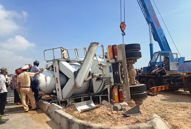 Xe bồn lật, tài xế và phụ xe bị thương nặng kẹt trong ca bin Xe bồn lật, tài xế và phụ xe bị thương nặng kẹt trong ca bin