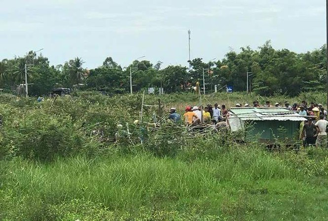 Phát hiện thi thể người đàn ông nổi trên mặt hồ Người dân hiếu kì theo dõi vụ việc