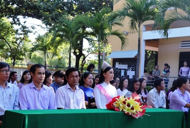 Hoa hậu Trần Tiểu Vy trao 20 suất học bổng khi về thăm trường cũ Hoa hậu Trần Tiểu Vy trao 20 suất học bổng khi về thăm trường cũ