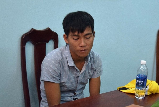 Tan trường, bé 6 tuổi bị 9X lừa tới chỗ vắng xâm hại tình dục Đối tượng Trần Văn Quang tại cơ quan điều tra