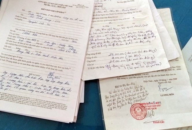 Nguyên chủ tịch phường bị khởi tố vì bán đất nghĩa trang Tài liệu liên quan vụ bán đất nghĩa trang trái quy định. Ảnh Đ. C