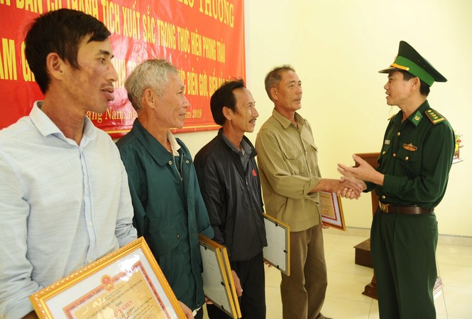 Vụ heroin trôi dạt ở bãi biển Quảng Nam: Tặng Bằng khen nhiều tập thể, cá nhân Người dân nhặt được và giao nộp heroin nhặt được ở bãi biển nhận Bằng khen của cơ quan chức năng