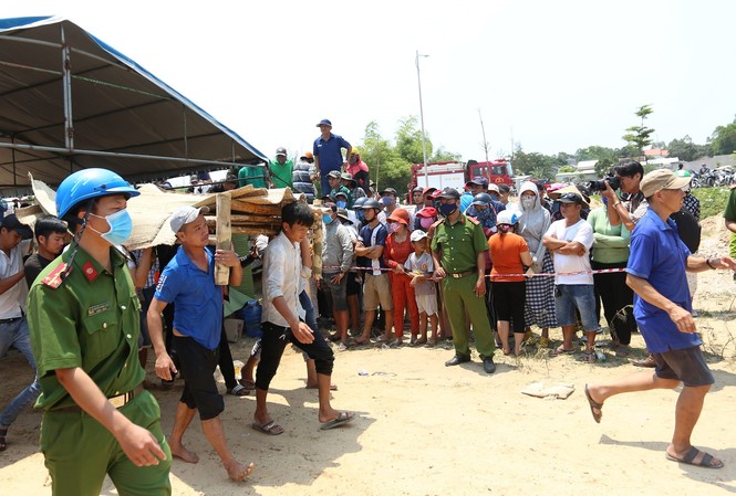 Vụ lật ghe ở Quảng Nam: Tìm thấy 2 thi thể cuối cùng đư thi thể nạn nhân lên bờ