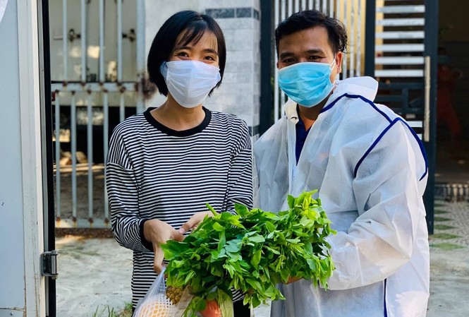 Chàng trai xứ Quảng tổ chức phiên chợ 0 đồng cho người dân vùng phong tỏa Phan Văn Đức - chủ nhân của ý tưởng Phiên chợ 0 đồng, đưa thực phẩm sạch đến người dân vùng dịch