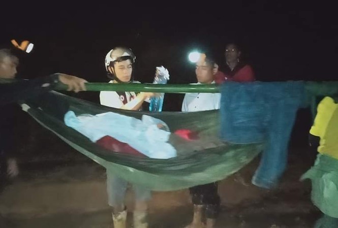 16 thanh niên đi bộ xuyên đêm 40km đưa bệnh nhân cấp cứu Nhóm thanh niên khiêng cô gái bị đau bụng vượt gần 40km để đưa đi cấp cứu. Ảnh CTV