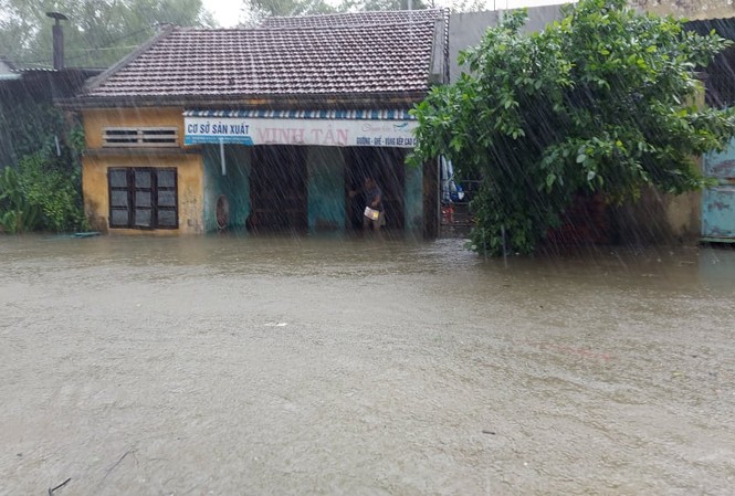 Hơn 7.000 ngôi nhà ở Quảng Nam ngập sâu, dân khốn khổ di chuyển trong lũ Nhà dân ở Quảng Nam ngập trong nước lũ