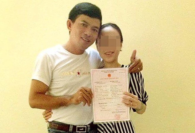 Xét xử tiến sĩ ở Bạc Liêu lừa tình hàng loạt phụ nữ Nguyễn Văn Thịnh cùng với cô L và giấy chứng nhận kết hôn giả. Ảnh do nạn nhân cung cấp.