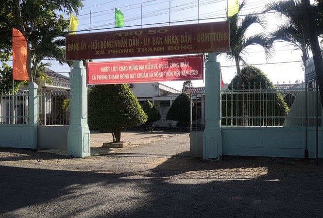 Đề nghị cách chức Chủ tịch xã 'mang phở' cho phụ nữ vắng chồng Trụ sở xã nông thôn mới Phong Thạnh Đông diễn ra cuộc họp