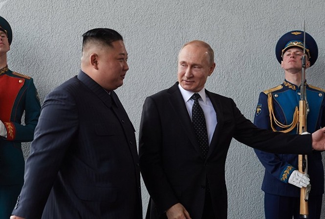 Độc đáo món quà Chủ tịch Kim Jong Un tặng Tổng thống Putin Nhà lãnh đạo Kim Jong Un gặp Tổng thống Nga Vladimir Putin tại Vladivostok, Nga. Ảnh: Sputnik