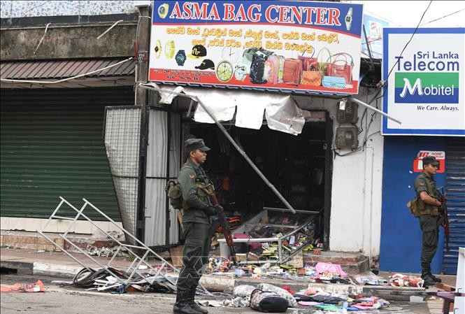 THẾ GIỚI 24H: Sri Lanka ban bố lệnh giới nghiêm toàn quốc đêm thứ hai liên tiếp Binh sĩ gác tại hiện trường vụ đụng độ ở Minuwangoda, Sri Lanka, ngày 14/5/2019. Ảnh: AFP/TTXVN