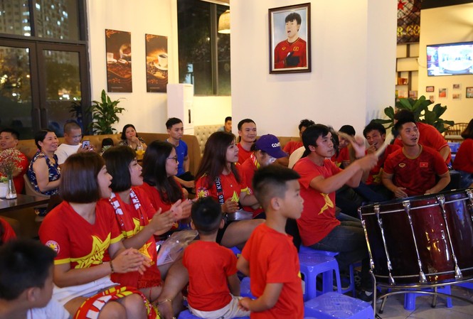 Hàng trăm CĐV kéo đến quán của trung vệ Tiến Dũng cổ vũ tuyển Việt Nam Hàng trăm cổ động viên tập trung ổ vũ cho đội tuyển Việt Nam. Ảnh: Duy Phạm