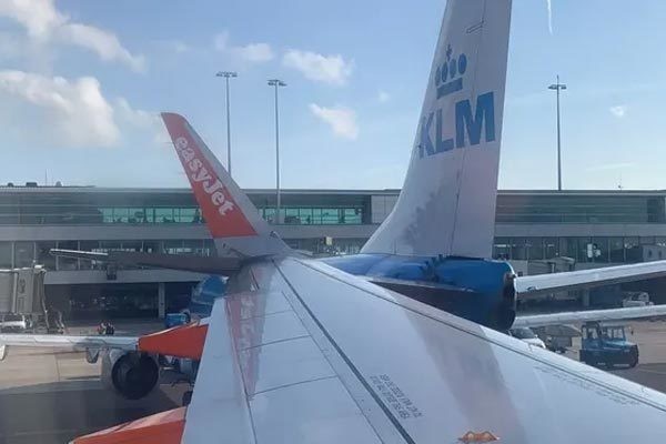THẾ GIỚI 24H: Hai máy bay chở khách đâm nhau ở Hà Lan Cận cảnh hai máy bay va chạm ở Schiphol. Ảnh: Reuters