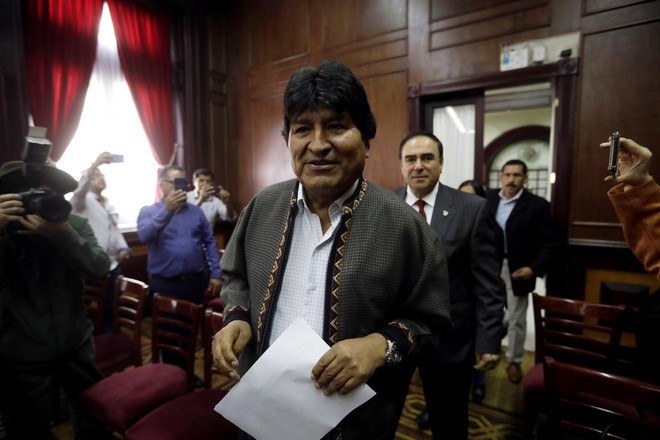 THẾ GIỚI 24H: Chính phủ mới Bolivia ra lệnh bắt cựu tổng thống Evo Morales Cựu tổng thống Bolivia Evo Morales đã thề sẽ "tiếp tục chiến đấu" sau khi đặt chân đến Argentina. Ảnh: Reuters.