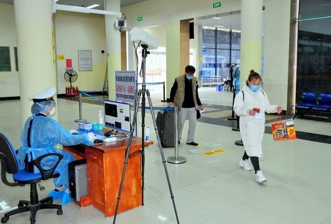 Đưa công dân Việt Nam từ Trung Quốc về nước Người Việt trở về nước qua Cửa khẩu quốc tế Móng Cái sáng 1/2. Ảnh: Cổng thông tin điện tử Quảng Ninh