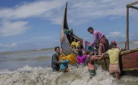 THẾ GIỚi 24H: Lật thuyền chở 130 người di cư, ít nhất 16 người thiệt mạng Một chiếc thuyền chở người Hồi giáo Rohingya từ Myanmar đến Shah Porir Dwip, Bangladesh vào năm 2017 - Ảnh: AP